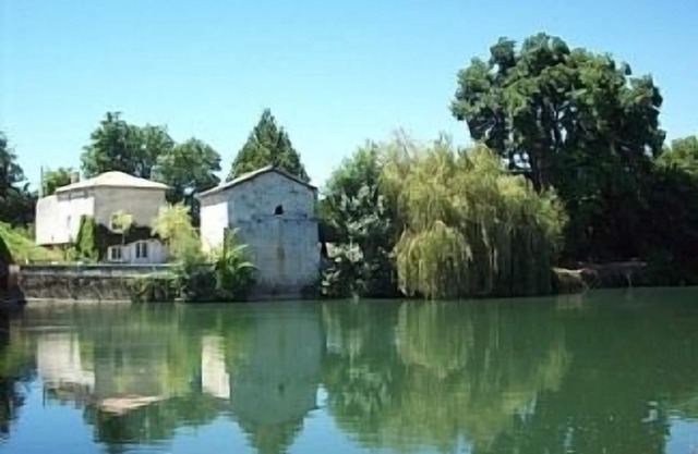 Waterfront Country House sleeps 8 near Cognac