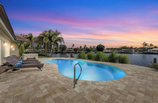 Waterfront 3 BDR Villa+Hot tub+Htd Pool+Kayaks+Pool table