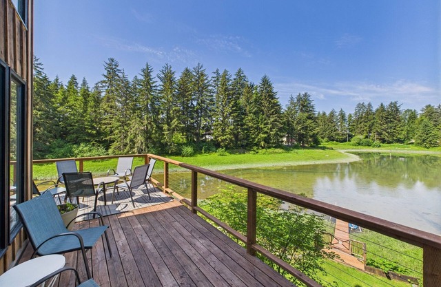Waterfront 5-Bedroom Retreat w/Sauna & Firepit