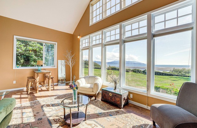 Waterfront Bellingham Bliss: Steps to Beach!