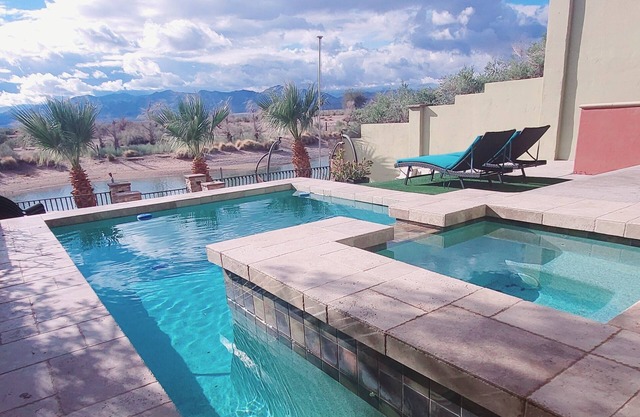 WATERFRONT! Bring your own boat! Fits large families, 3 living rooms 7 bedrooms