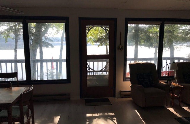 Waterfront Cottage on Halls Lake