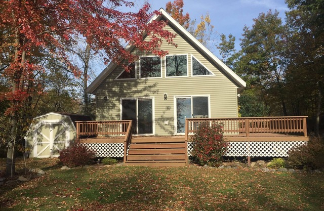 Waterfront Chalet with Gorgeous Large Yard