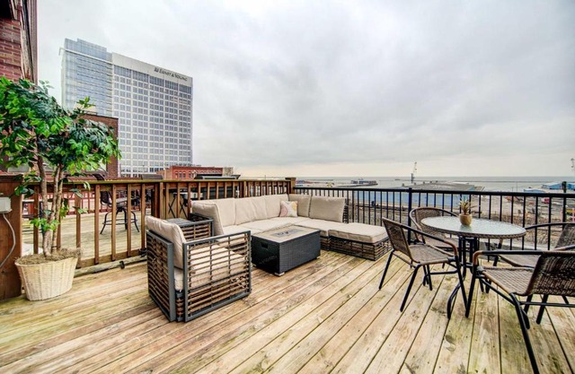 Waterfront Cleveland Apt about 1 Mi to Downtown