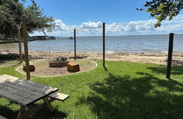 Waterfront Cottage With Your Own Personal Sandy Beach And Expansive Lake View