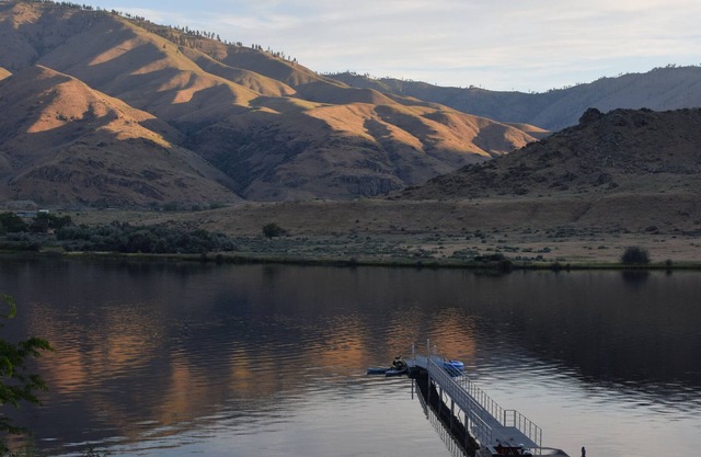 Waterfront Home with Dock in East Wenatchee- Sleeps 14