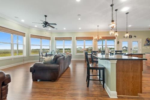 Waterfront Home with dock, sleeps 10