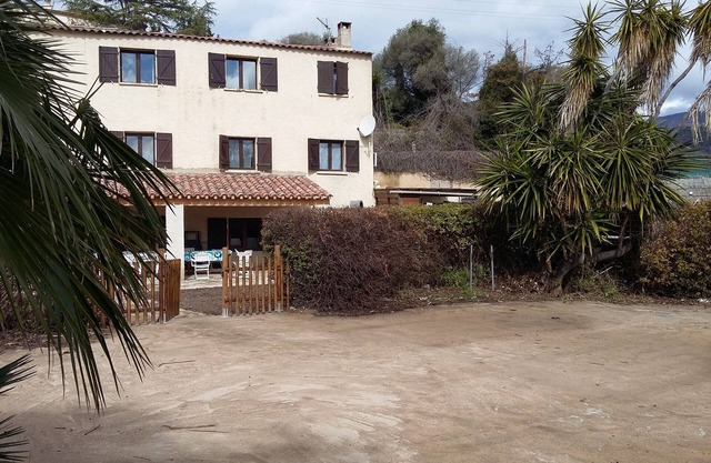 WATERFRONT HOUSE ideal for families with children. direct access to the beach.