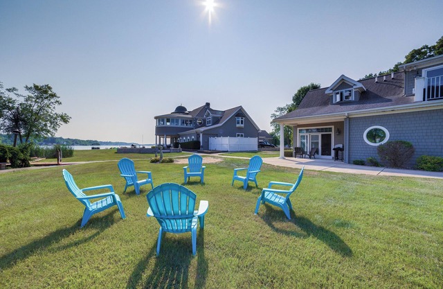 Waterfront Jackson Mansion: Patio, Grill, Dock!