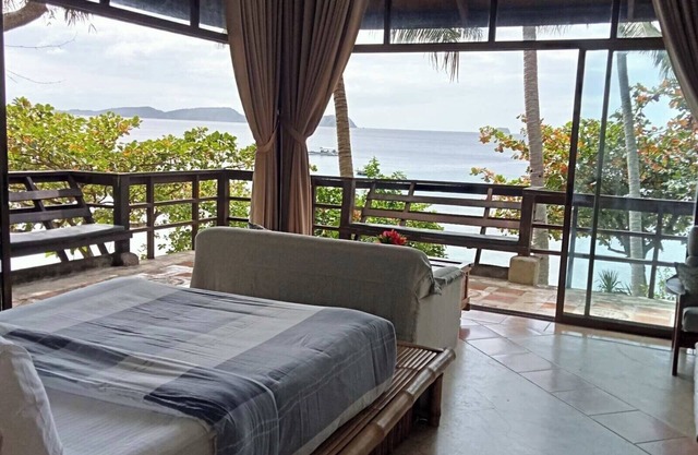 Waterfront/main house /2 cabins, living/dining room,fully staffed, pet friendly