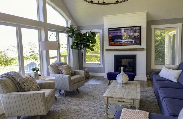 Waterfront oasis with private dock, hot-tub, 2 minutes to beach