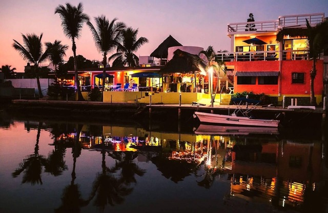 Waterfront.Pool, dock,kitchen, bbq, 8 min to town, Golf cart rentals available