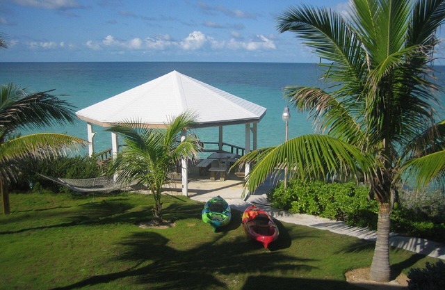 Waterfront. Private sea entry. Gazebo, Kayaks, Wifi. 300ft to Rainbow Beach