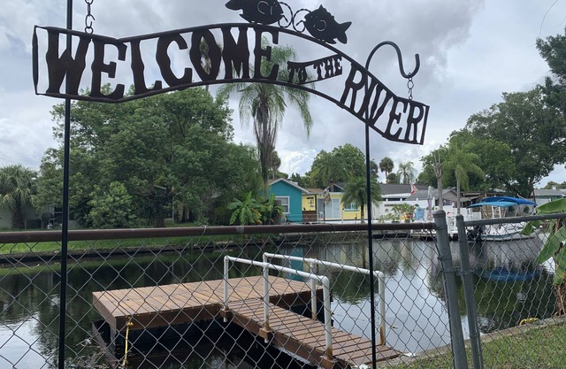 🛶🛥️WATERFRONT RIVER HOME FREE KYACKS! GULF ACCESS, FLOATING DOCK PETS WELCOME🐩🐈