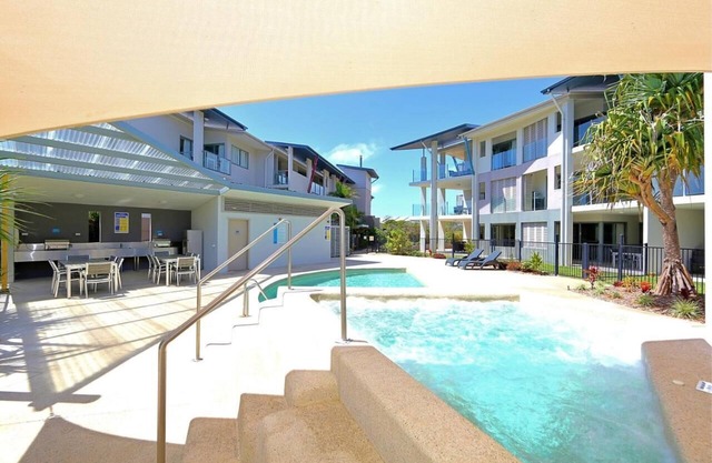 Waterline, Direct Poolside Apartment