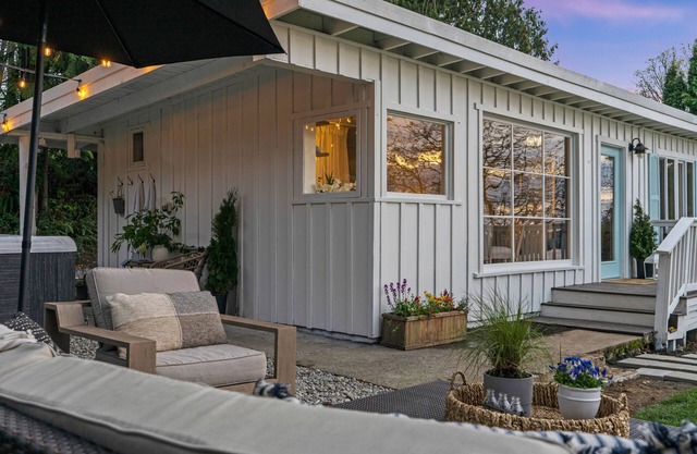 Waterview Rabbit Hill Cottage w/hot tub.