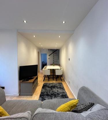 Week and Month Stays 3 Bed Flat and Cinema Room