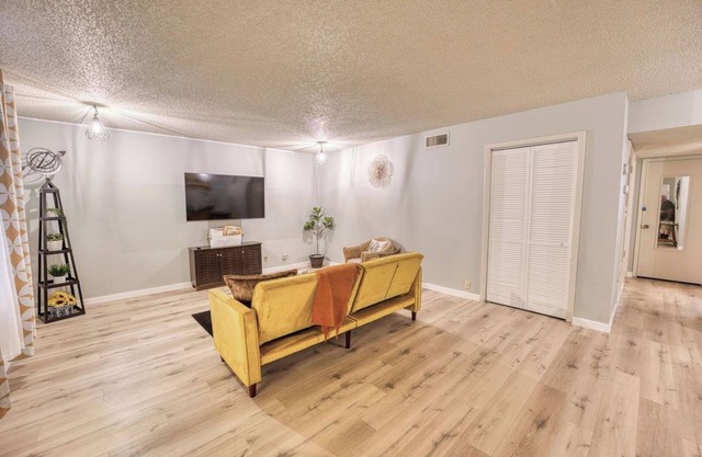 Welcome to Austin's Wildflower Hideaway, Close to Shopping, DT Austin and more!