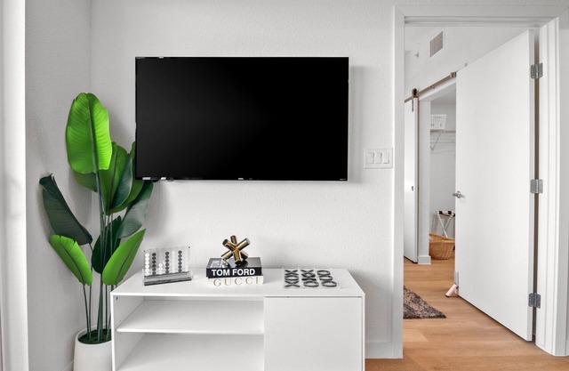 Welcome to our cozy 1-bedroom apartment in the Med District. Lone Star Retreat