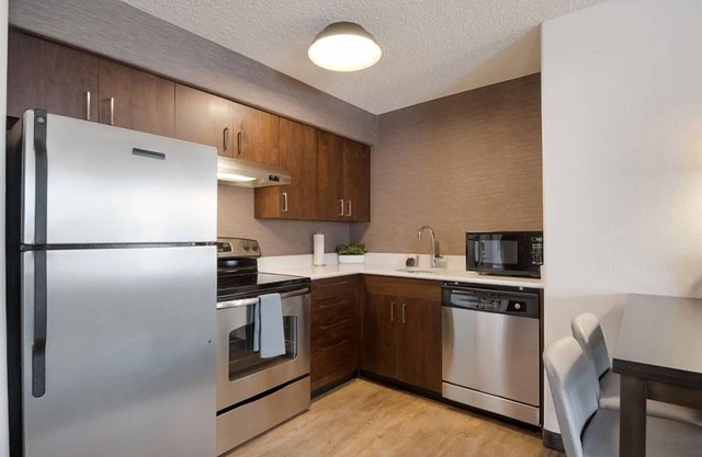 Welcome to Paradise! Unit w/Full Kitchen, Near Fleischmann Planetarium