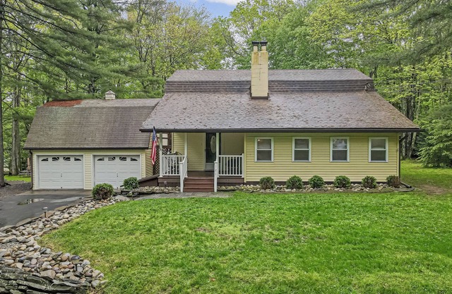 Welcome to Penny's Cove! Pet and family friendly home near Lake Wallenpaupack