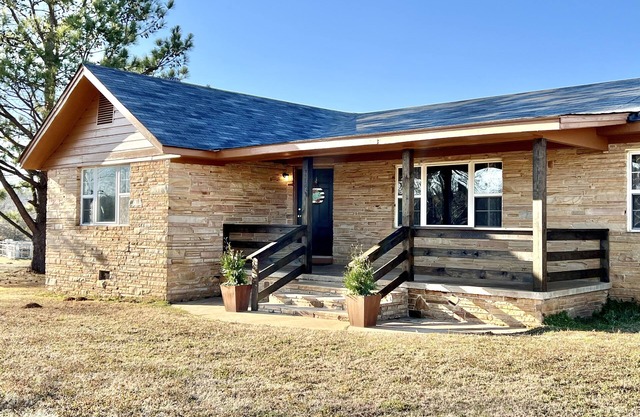 Welcome to Stonehouse Farm where our guests are treated to quiet country living.