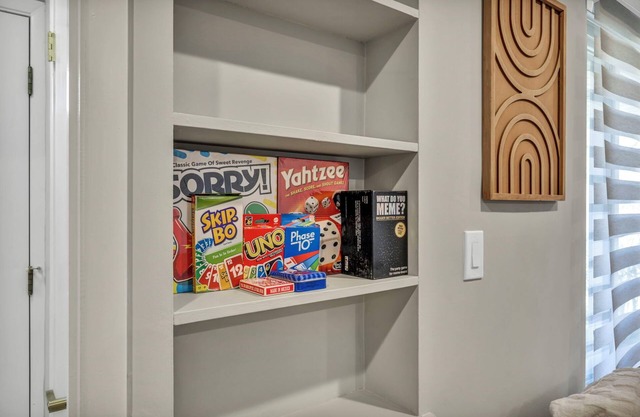 Welcome to the Buckeye Bungalow, sleeps 8 with A/C, Wifi and games in Euclid