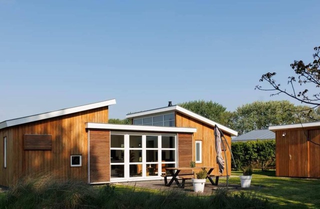 Welcome to this very well-equipped chalet with a contemporary Scandinavian flair! Located on the edg