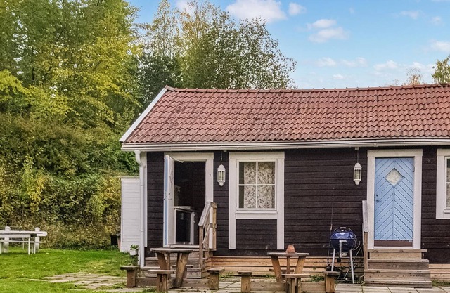 Welcome to this charming cottage on the lake!