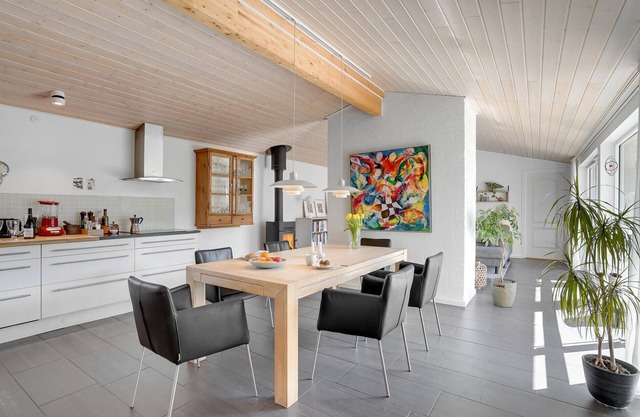 Welcome to this modern and welcoming vacation home for an unforgettable vacation.