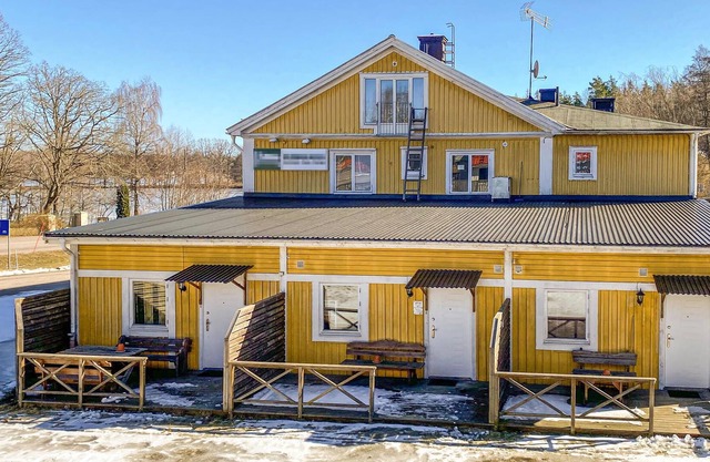 Welcome to this vacation home in a good location on the lake!
