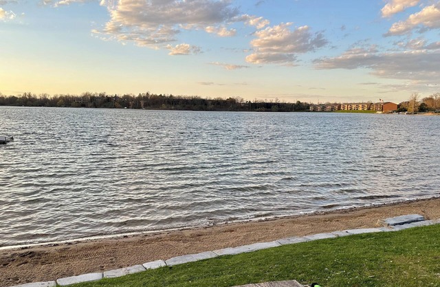 Welcome to the Little Lake House! 4 bd/2.5bath & a private beach on Square Lake