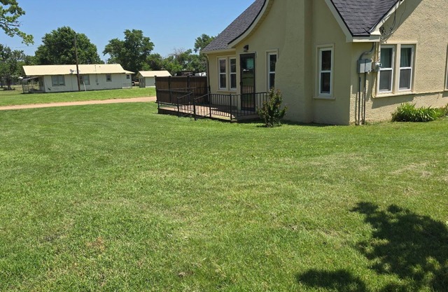 Welcoming 2-bedroom house with HVAC in Clarendon with large lot and court yard