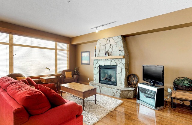 Welcoming condo w/free WiFi, W/D, private hot tub - easy access to slopes