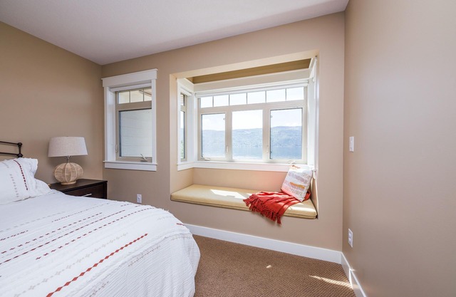Welcoming family-friendly lake front condo on the beautiful, sunny Shuswap Lake!