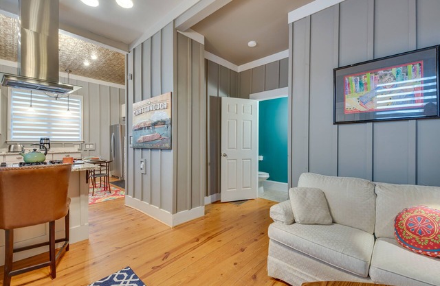 Welcoming Norcross Cottage w/Deck + Shared Grill!