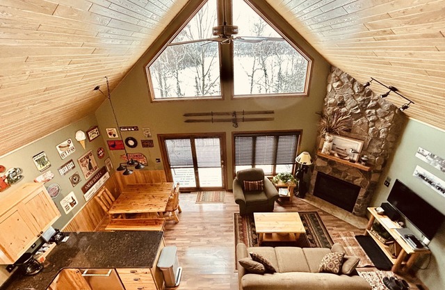 Well-appointed lakefront villa with gameroom at Giants Ridge
