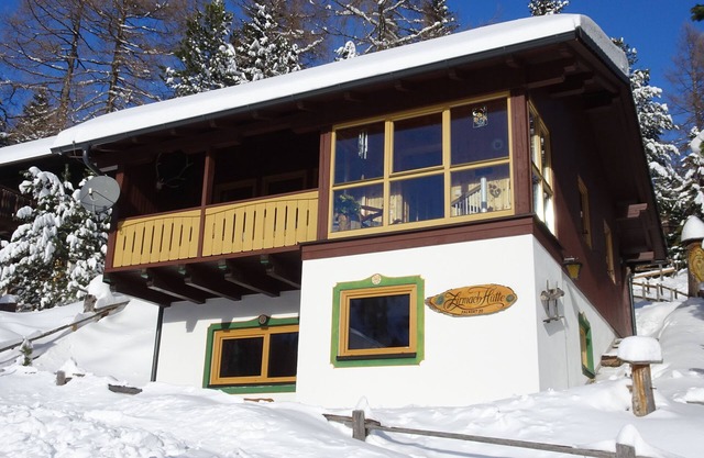 Well-being hut on the mountain pasture for relaxing in the mountains with sauna, all year round. aim