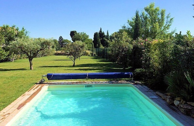 Well-decorated vacation farmhouse in Ste-Cécile-les-Vignes, heated pool.