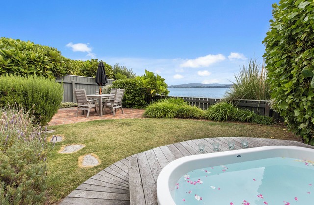 Wellington - Eastbourne 2 bedrm beachfront cottage with WiFi