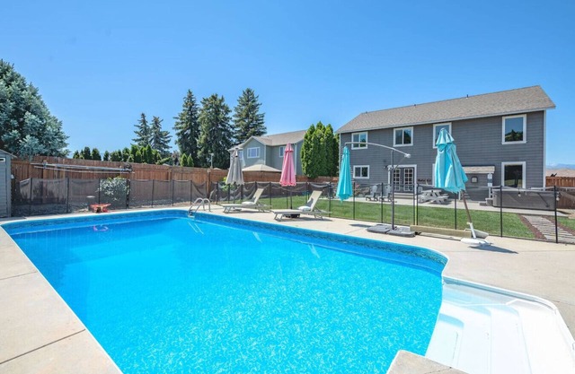 Wenatchee Stay w/ Pool & Hot Tub