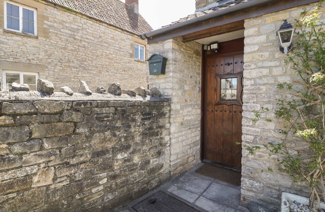 WESLEY HOUSE, pet friendly, with open fire in Pilton
