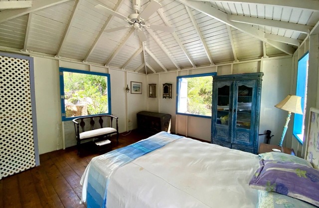 West Indian style cottage, romantic and 5 minute drive to beach