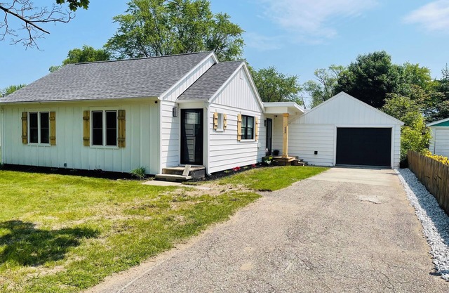 Wet Feet Retreat in East Tawas- Dog-Friendly!