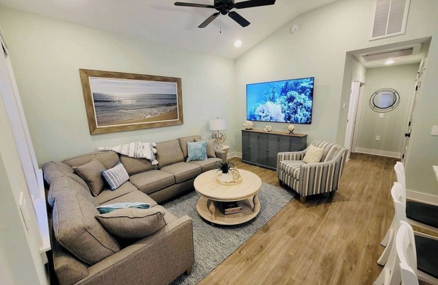 Whalehead Waves: New Condo - Steps to the Beach