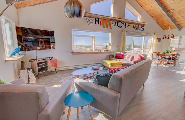 Whimsical Ocean Front Home! Hot tub & Dog Friendly!