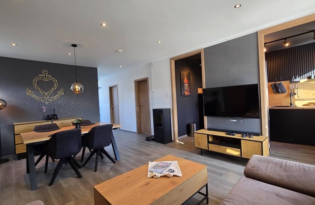 Whirlpool + fireplace + dogs welcome + fully fenced garden + free WiFi + in quiet vacation settlement directly behind the dike/beach + fully equipped + own garden terrace covered + charging possibility e-car