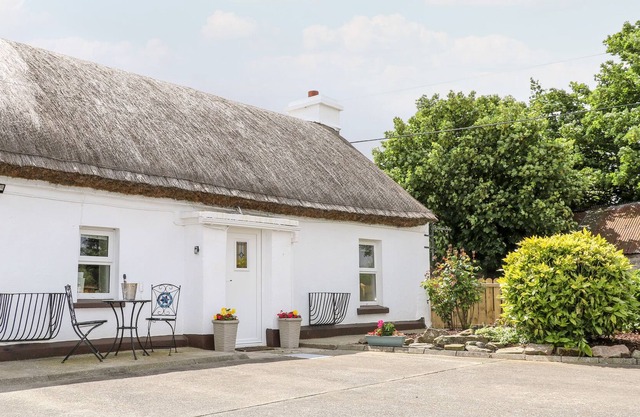 WHISPERING WILLOWS - THE THATCH in Carndonagh, County Donegal