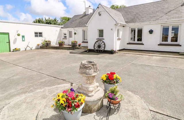 WHISPERING WILLOWS - THE BUNGALOW in Carndonagh, County Donegal