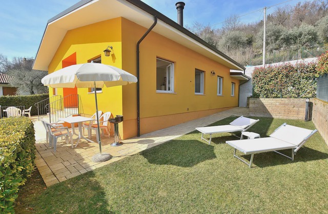 White Apartment In Marciaga Di Costermano